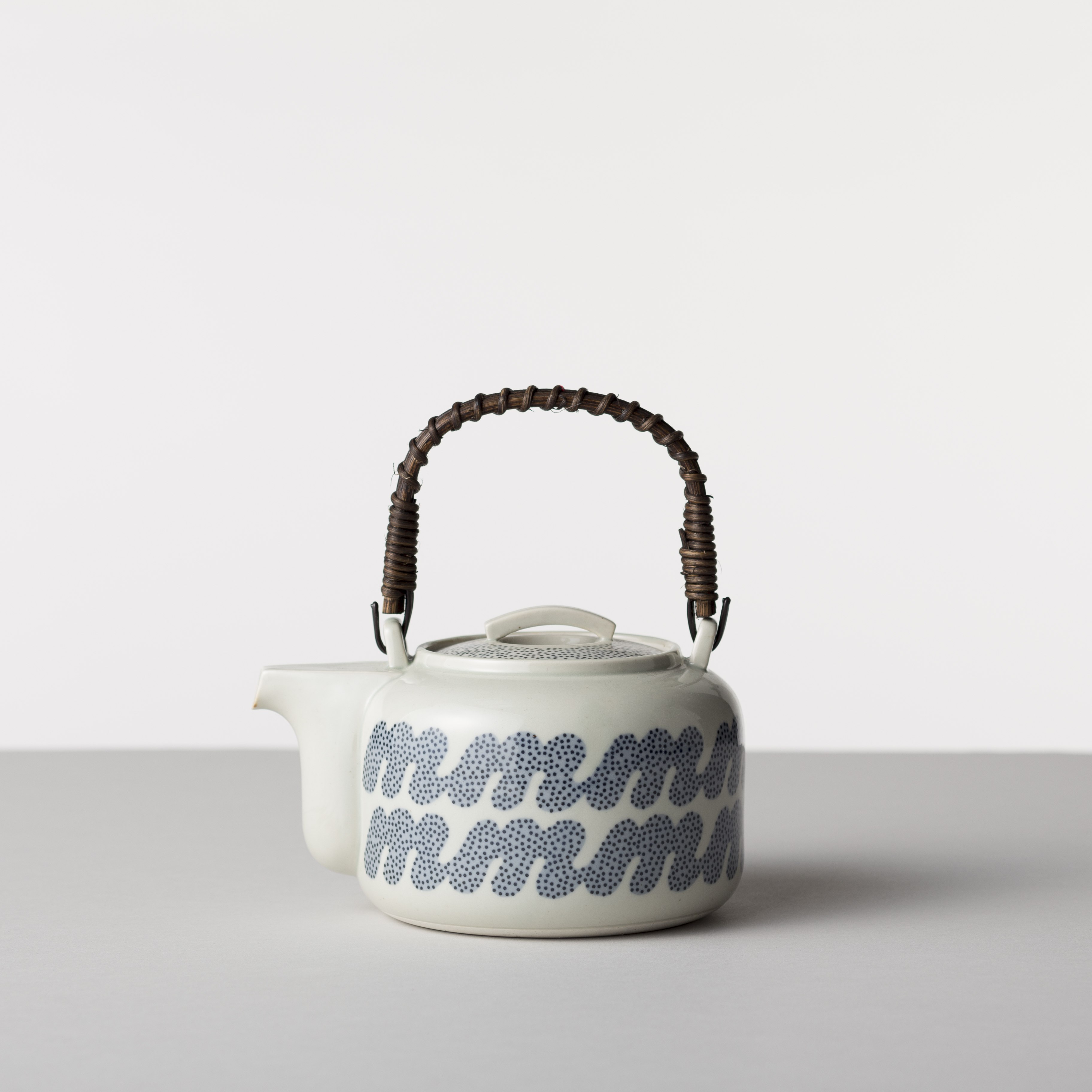 TEA POT Maruhiro Inc. a brand of Hasamiyaki pottery